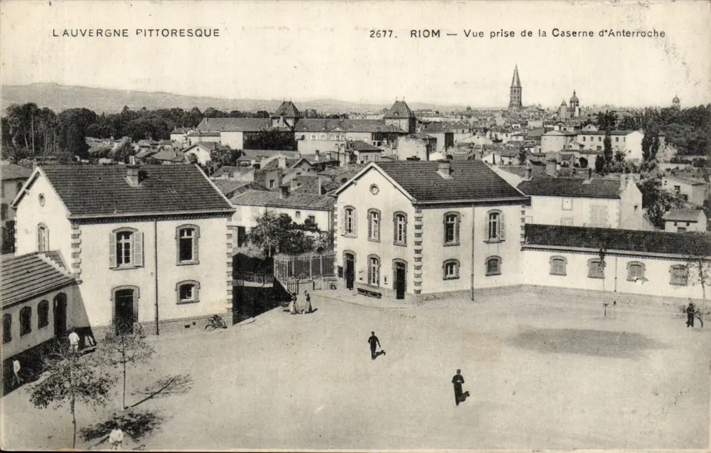 Riom — Ansicht von der Caserne d'Anterroche — Laauvergne Pittoresque, n°2677 - Vorderseite