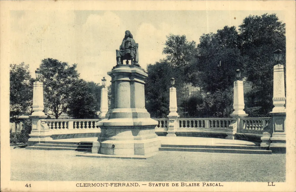 Clermont-Ferrand — Estátua de Blaise Pascal — LL - Frente