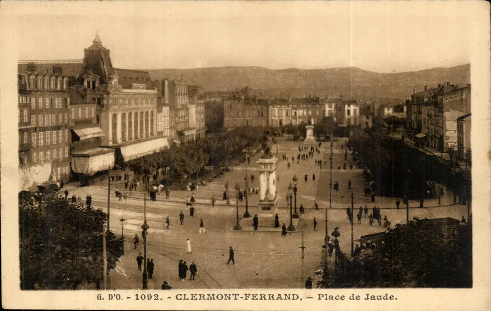 Clermont-Ferrand — Praça de Jaude — G. D'O. - 1092 - Frente