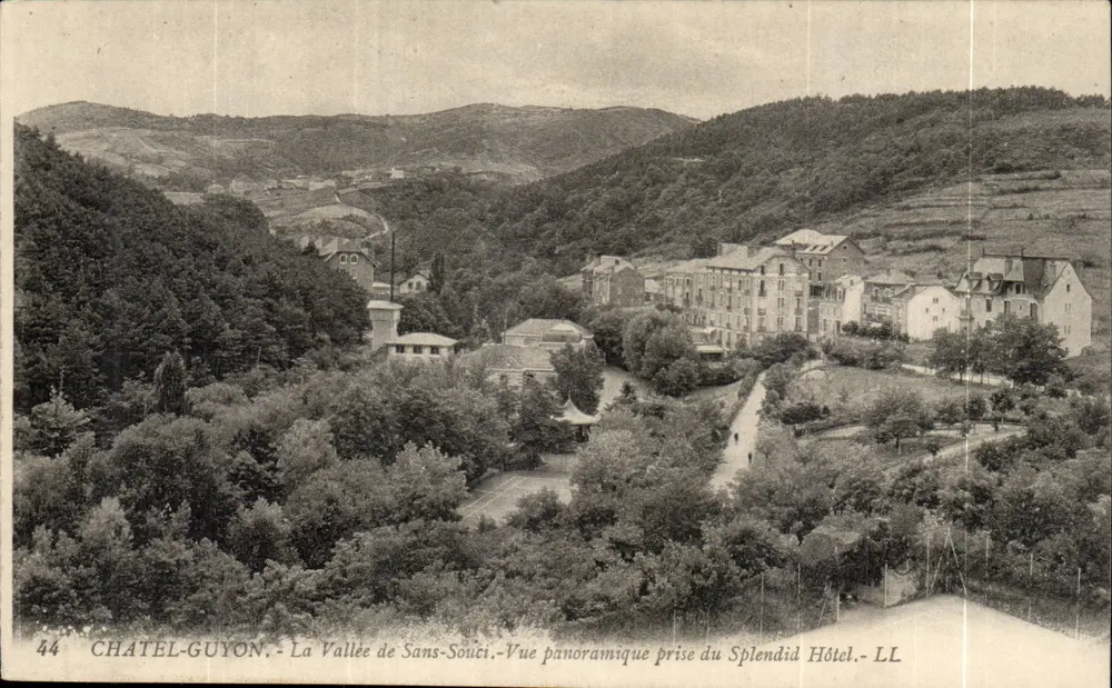 Châtel-Guyon — De Vallei van Sans-Souci — Panoramische uitzicht genomen vanaf het Splendid Hotel — LL - Voorkant