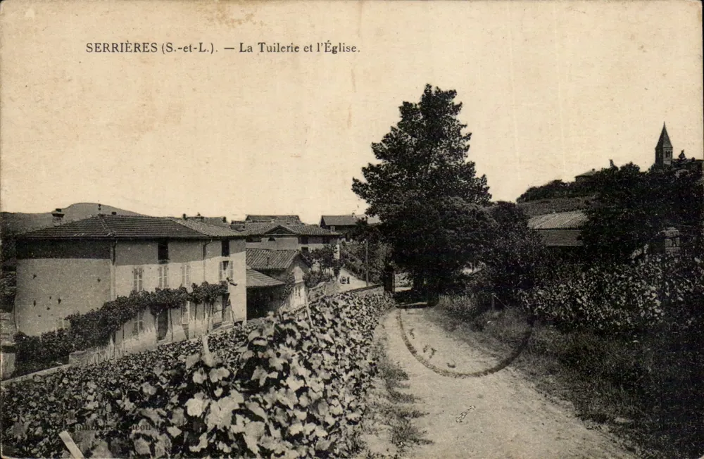 Serrières (S.-et-L.) — A Tijolaria e a Igreja. - Frente