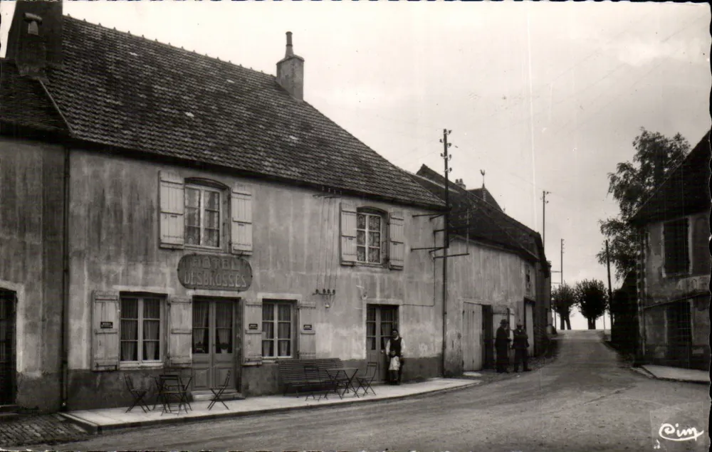 Hotel Desbrosses — Mont-St-Vincent (S.-et-L.) — Fotografia Verdadeira - Frente