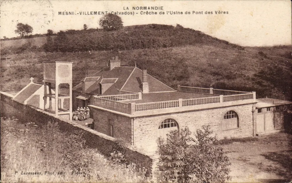 Mesnil-Villement (Calvados) — Kindergarten der Fabrik Pont des Vères — P. Levasseur, Foto. Verlag Fiers - Vorderseite