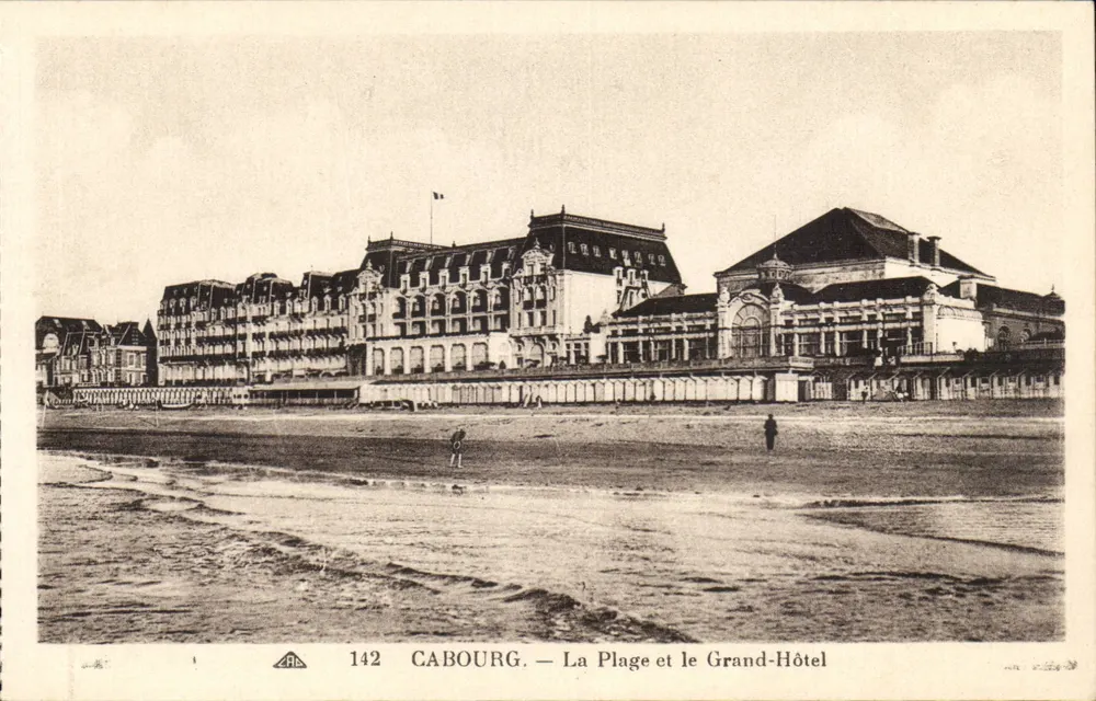 Cabourg — Die Strandpromenade und das Grand-Hôtel — Nr. 142 - Vorderseite