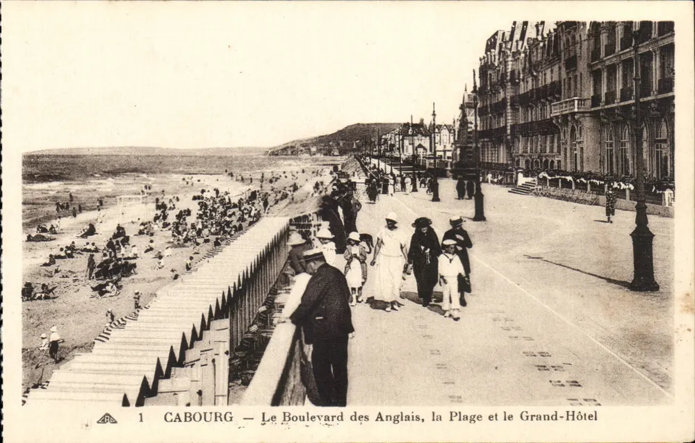 Cabourg — Der Boulevard der Engländer, der Strand und das Grand-Hôtel - Vorderseite