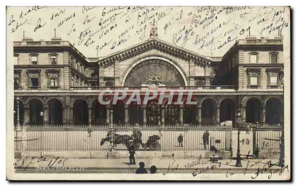 Paris — Estação de trem — vista da fachada principal com carruagens e pedestres - Frente