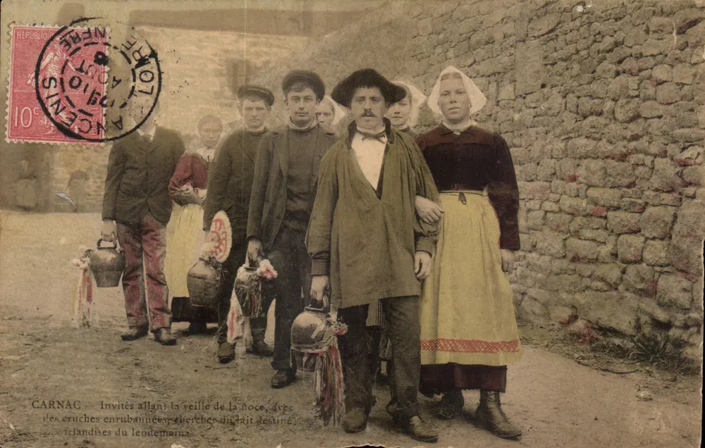 Carnac — Gäste, die am Tag vor der Hochzeit gehen, mit mit Bändern geschmückten Krügen, suchen Milch für die Irinnen des nächsten Tages - Vorderseite