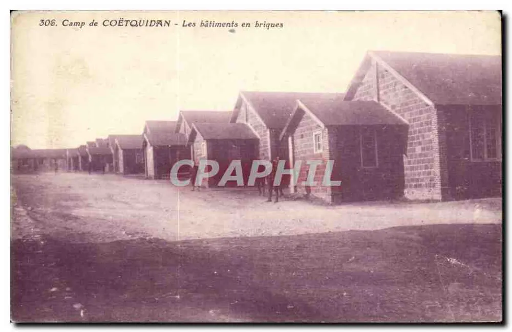 Camp de Coëtquidan — Os edifícios de tijolos — J. Bertthaux, editor Bellevue - Frente