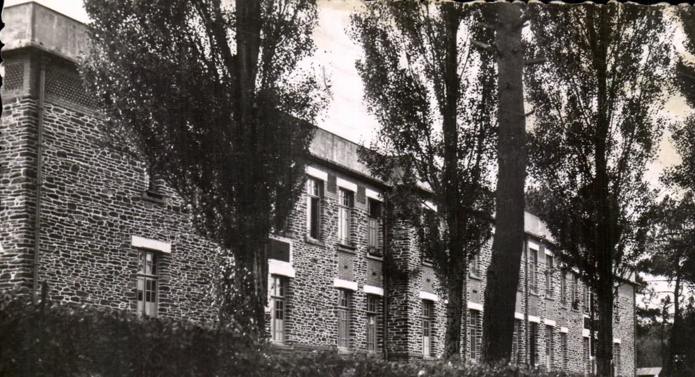 Coëtquidan (Morbihan) — Das Comp-Krankenhaus und die Rennes-Straße — Edition MESNY - Vorderseite