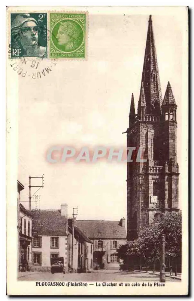 PLOUGASNOU (Finistère) — Der Kirchturm und eine Ecke des Platzes - Vorderseite