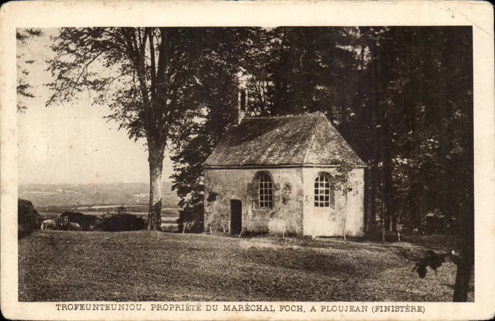 Kirche von Trofeunteuniou — Eigentum des Marschalls Foch, in Ploujean (Finistère) - Vorderseite