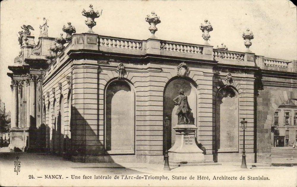 NANCY — Uma face lateral do Arco do Triunfo, Estátua de Héré, Arquiteto de Stanislas. - Frente