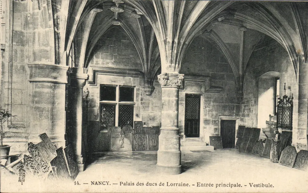 Nancy — Schloss der Herzöge von Lothringen — Haupteingang. Vestibül. - Vorderseite