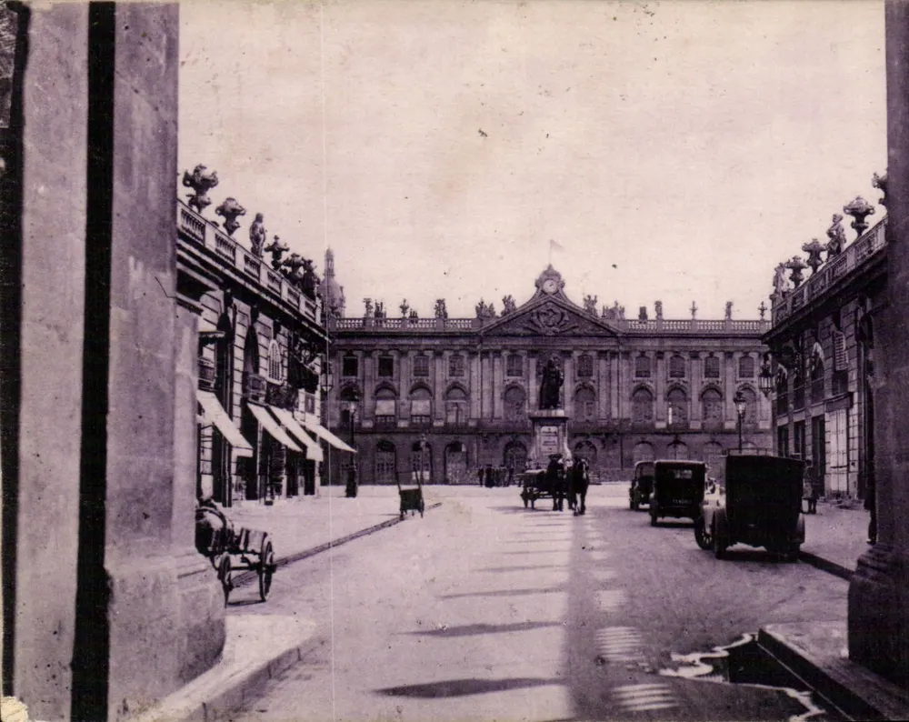 Nancy - Die Stadt der goldenen Tore — Das Rathaus (Aussicht vom Triumphbogen) — Magasins Réunis Verlag - Nancy - Vorderseite