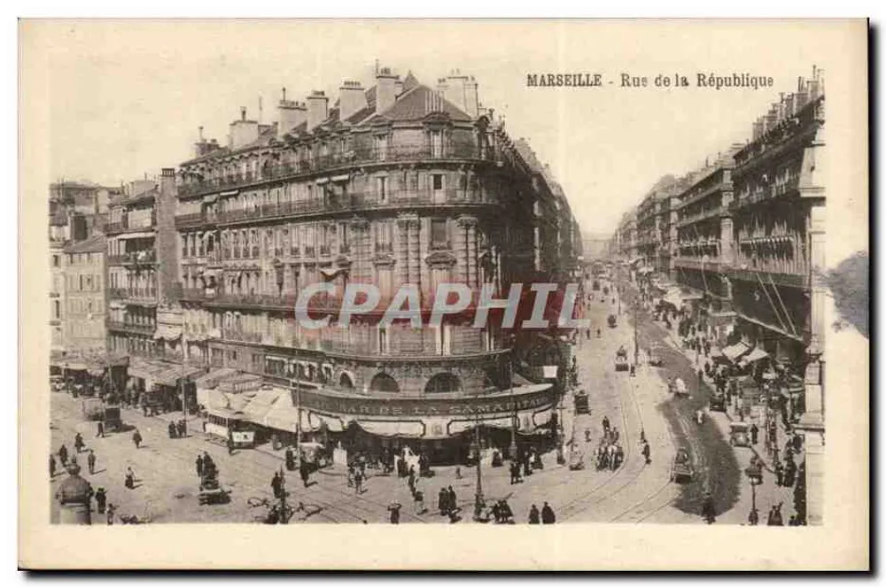 Marselha - Rue de la République — vista de canto com edifício com varandas e loja 'JARDINS DE LA SAMARITAINE' — editor não visível - Frente