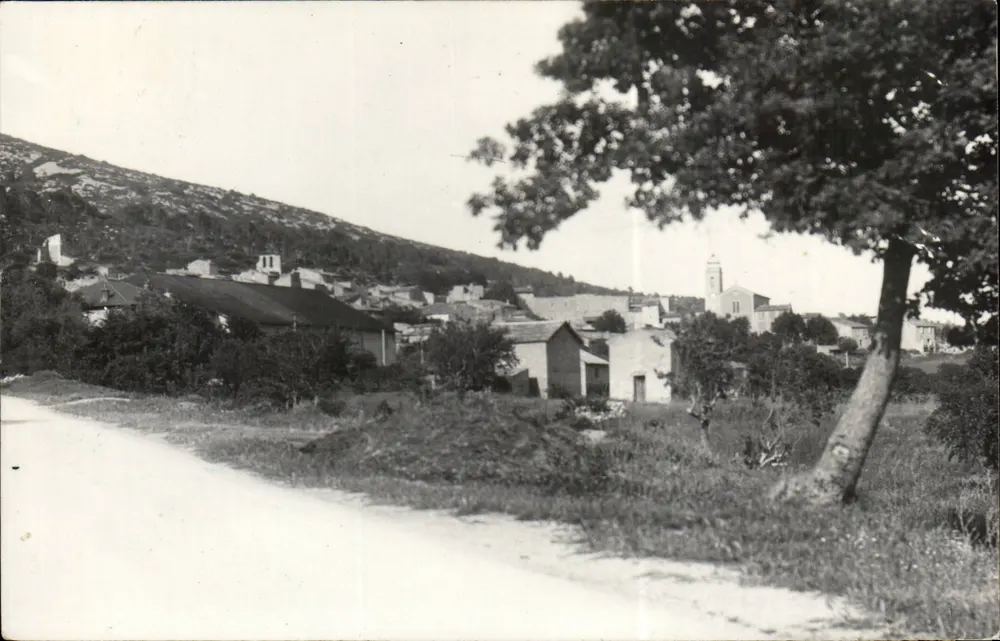 Puyrouvier (Bouches-du-Rhône) — vista do vilarejo com igreja — editor desconhecido, número de série não visível - Frente