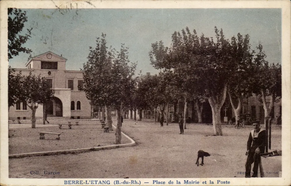 Berre-l'Étang (B.-du-Rh.) — Place de la Mairie et la Poste — Foto. Magon - Vorderseite