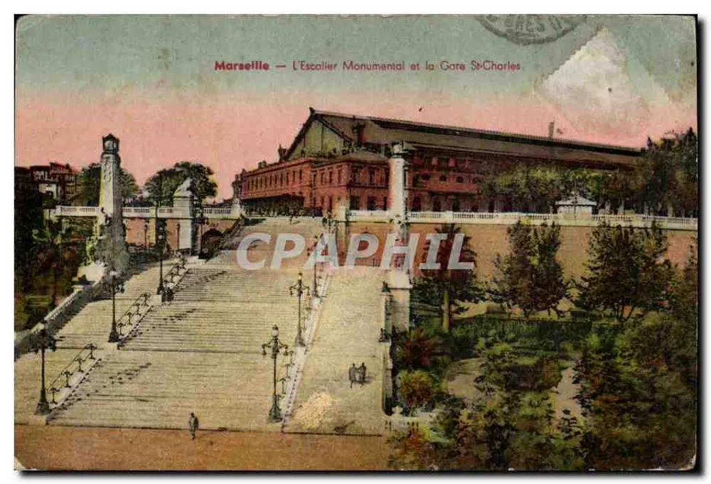 Marseille — Der monumentale Treppenaufgang und die Bahnhof St-Charles - Vorderseite