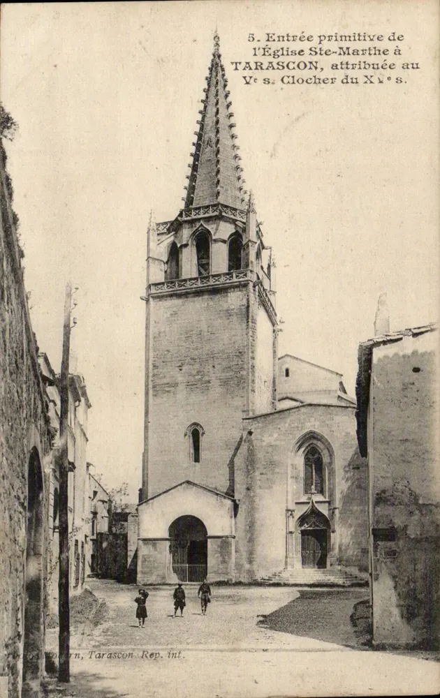 Entrada primitiva da Igreja de Santa Marta em Tarascon — Torre sineira do século XV — Tarascon, Rep. int. - Frente