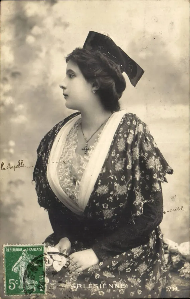 Arlesienne — Frau im traditionellen Kleid — P.H. (Verlag) - Vorderseite