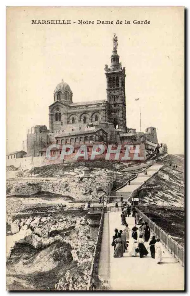 Marselha - Nossa Senhora da Guarda — vista panorâmica com visitantes no caminho da basílica - Frente