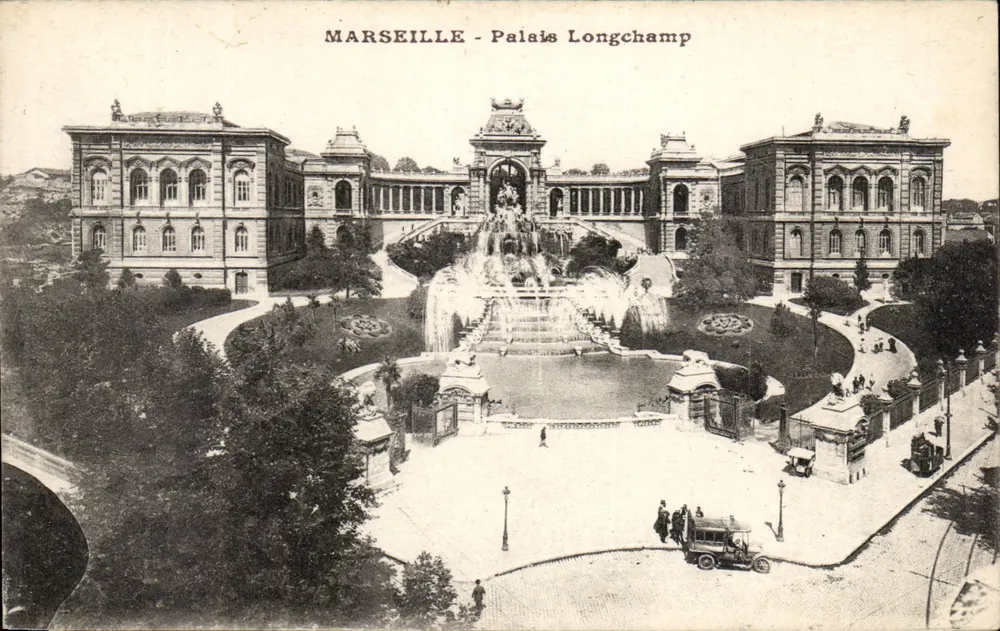 MARSEILLE - Palácio Longchamp — visão do edifício e da fonte - Frente