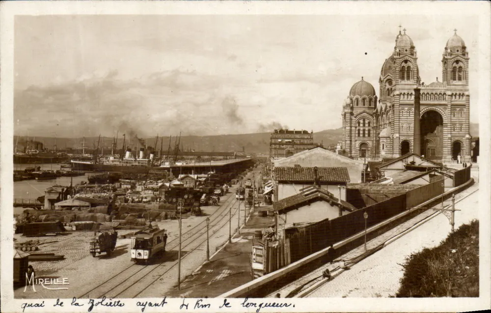 Marselha — Calçadão da Joliette e a catedral — Mireille - Frente