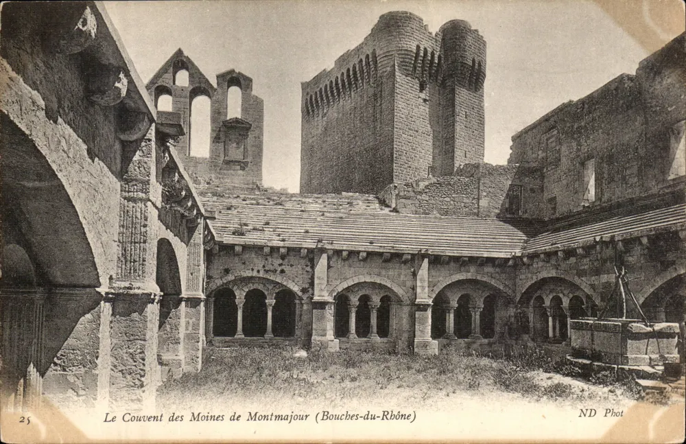 O Convento dos Monges de Montmajour (Bouches-du-Rhône) — ruínas do claustro e da torre — ND Phot - Frente