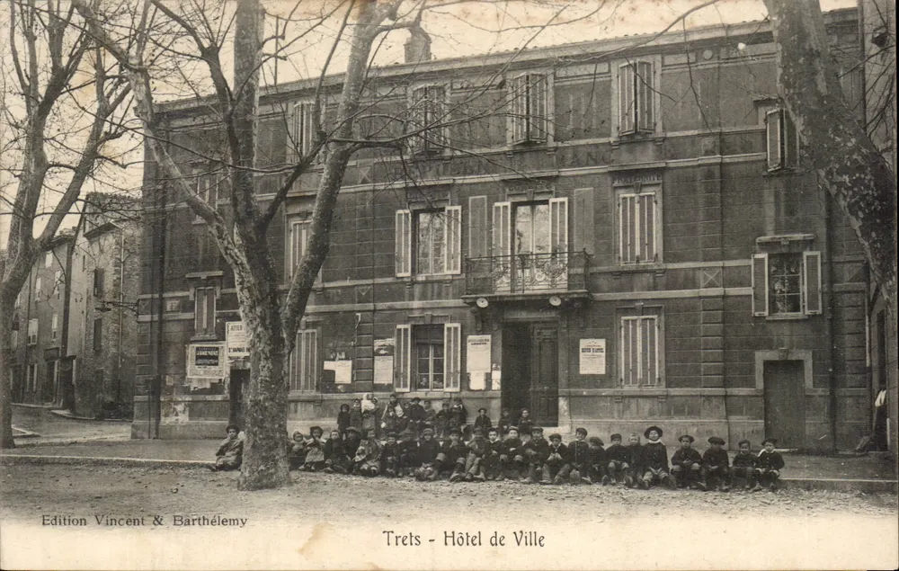 Trets - Hotel de Ville — grupo de crianças diante do edifício — Edição Vincent & Barthélemy - Frente