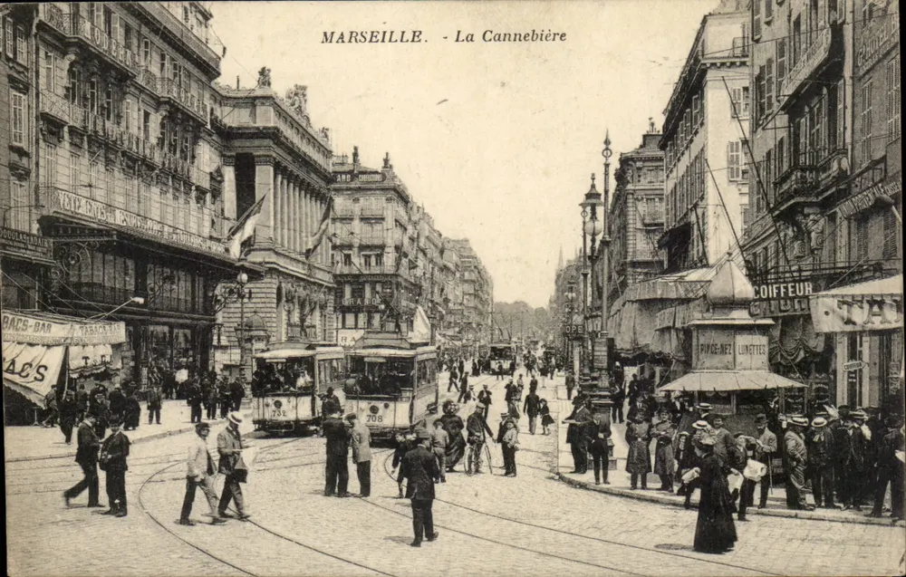 Marselha. - A Cannebière — vista animada com o trem n°798 e lojas comerciais - Frente