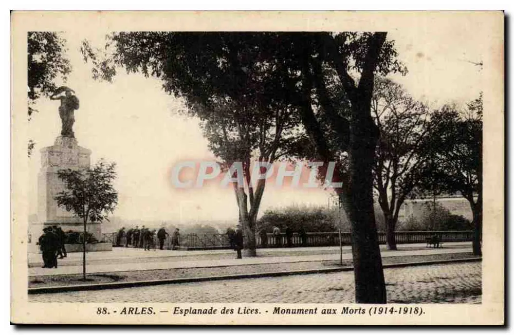 Arles — Esplanade des Lices — Gedenkstein für die Toten (1914-1918) - Vorderseite