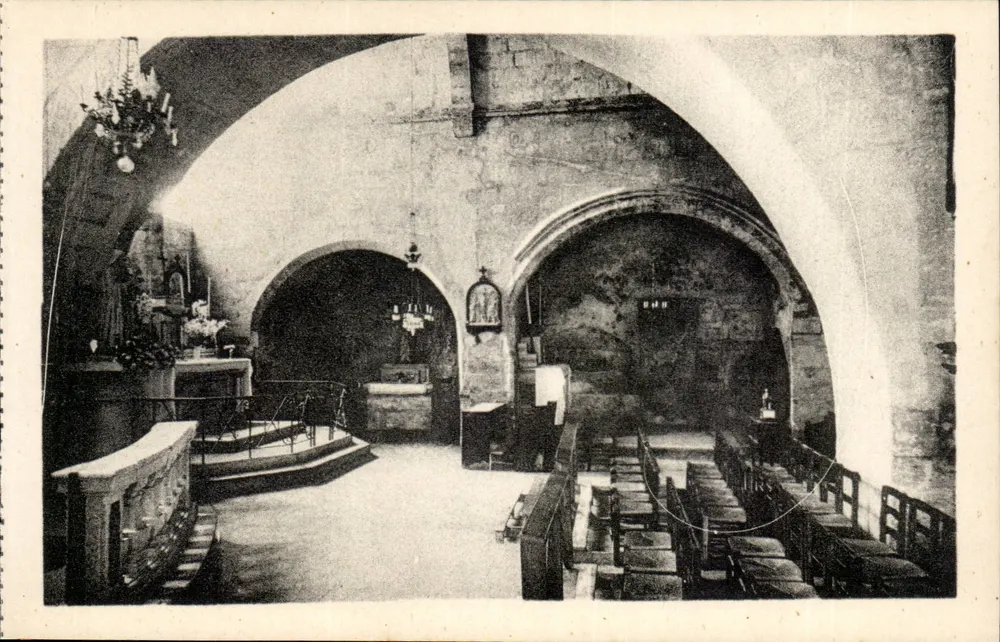 Les Baux — Interior da Igreja de São Vicente — vestígios dos séculos X, XII, XIV e XVI — Ed. J. GEORGE - Frente