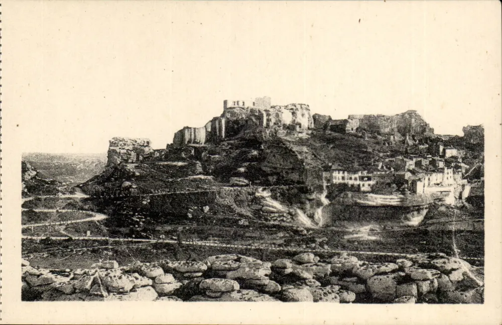Les Baux — Schleifweg führend zum Dorf, oben, beeindruckende Ruinen des Schlosses Les Baux — Édit. J. GEORGE-ABLES, n° 220 - Vorderseite