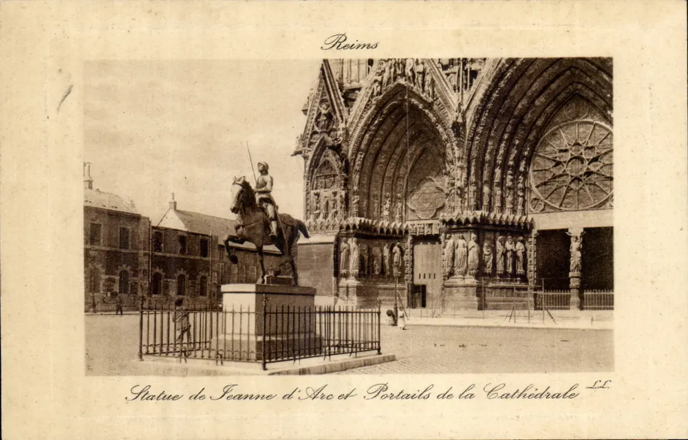 Statue der Joan of Arc und Portale der Kathedrale — Reims — LL - Vorderseite