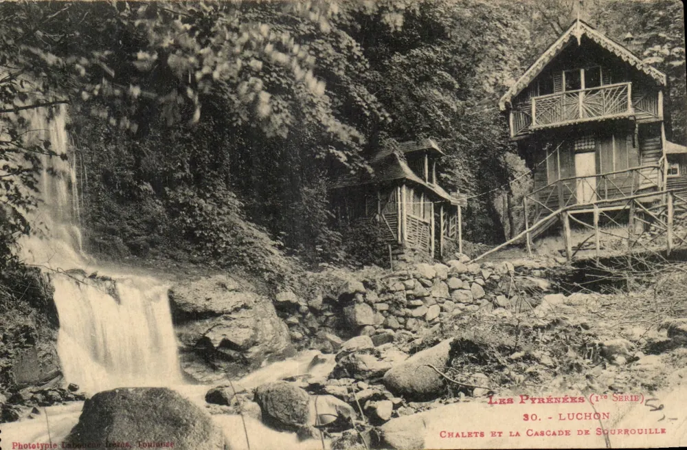 Chalés e a cascata de Sourrouille — Os Pirineus (1ª série) — Fototipia Labouche, Toulouse - Frente
