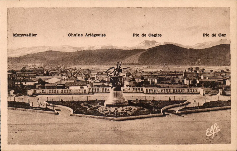 Montvallier — Panoramablick mit zentraler Statue — Verlag Elle - Vorderseite
