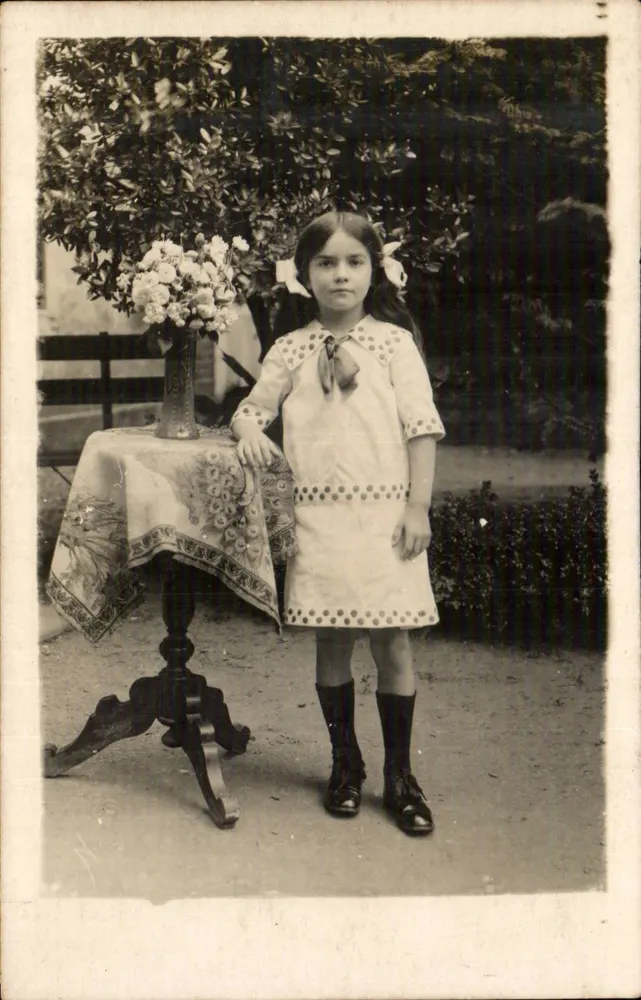 Mädchen in einem Kleid mit Punkten — Garten — Verlag nicht sichtbar - Vorderseite