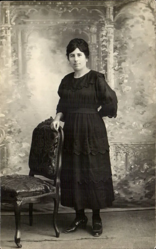 Frau in Schwarzem Kleid — fotografischer Studio — Ansichtskarte - Vorderseite