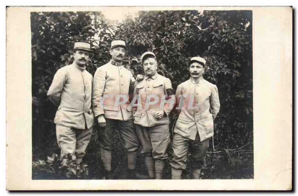 Quatro soldados em uniforme — foto militar — R. Guillenniot, Besplug et C° — Paris - Frente