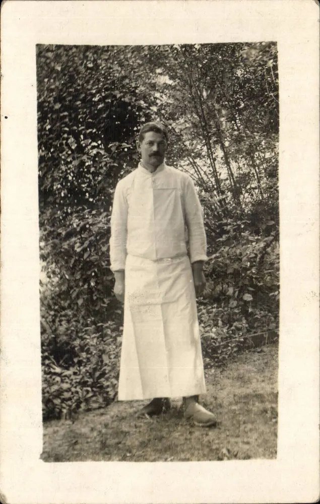 Soldat in weißer Uniform — militärisches Foto — Ansichtskarte - Vorderseite
