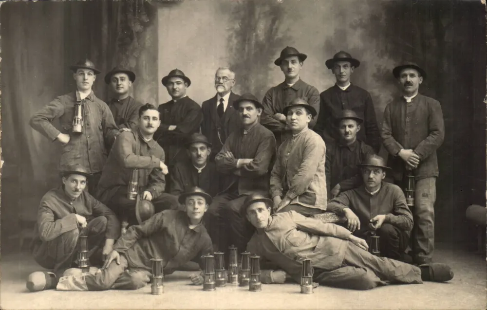 Team von Bergarbeitern — Fotostudio - Vorderseite