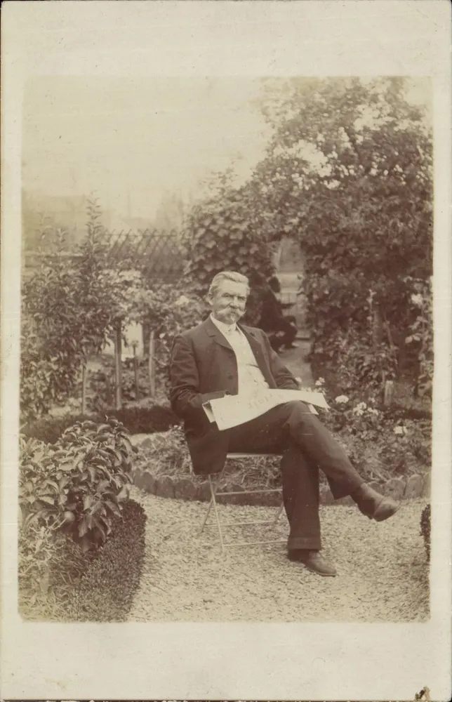 Alter Mann im Garten — photographie — Verlag Sodale, Paris - Vorderseite