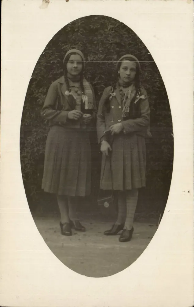 Duas jovens — roupas da época — carta postal - Frente