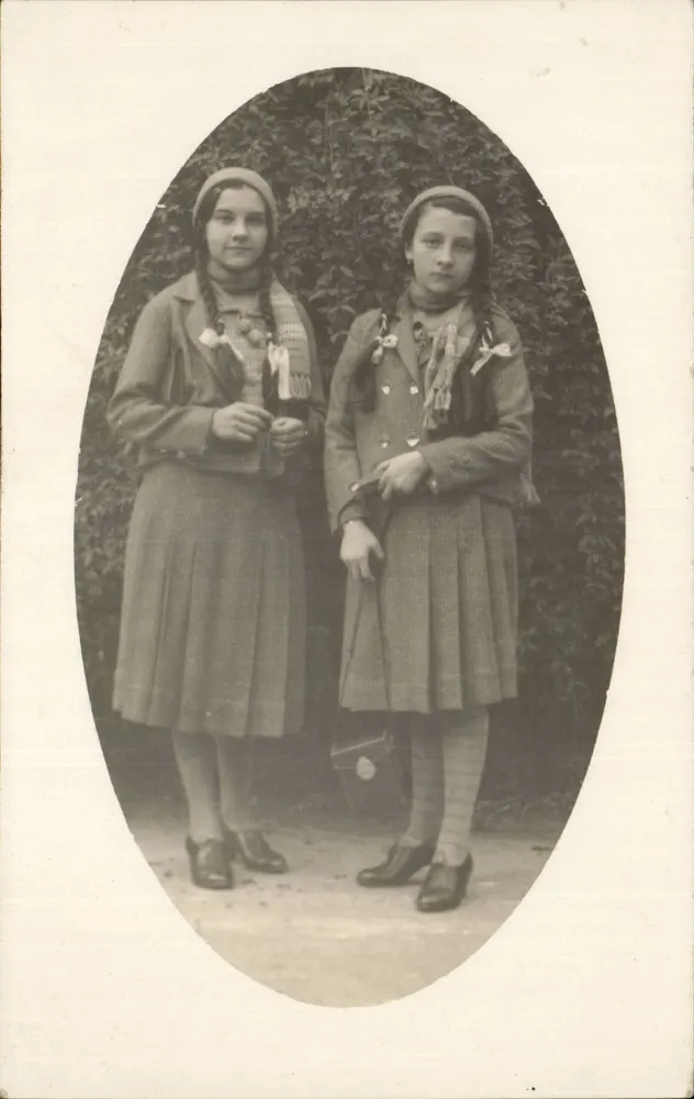 Zwei junge Mädchen — ovales Portrait — anonyme Ansichtskarte - Vorderseite