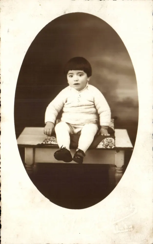 Criança sentada — estúdio fotográfico — Atelier Lats - Frente