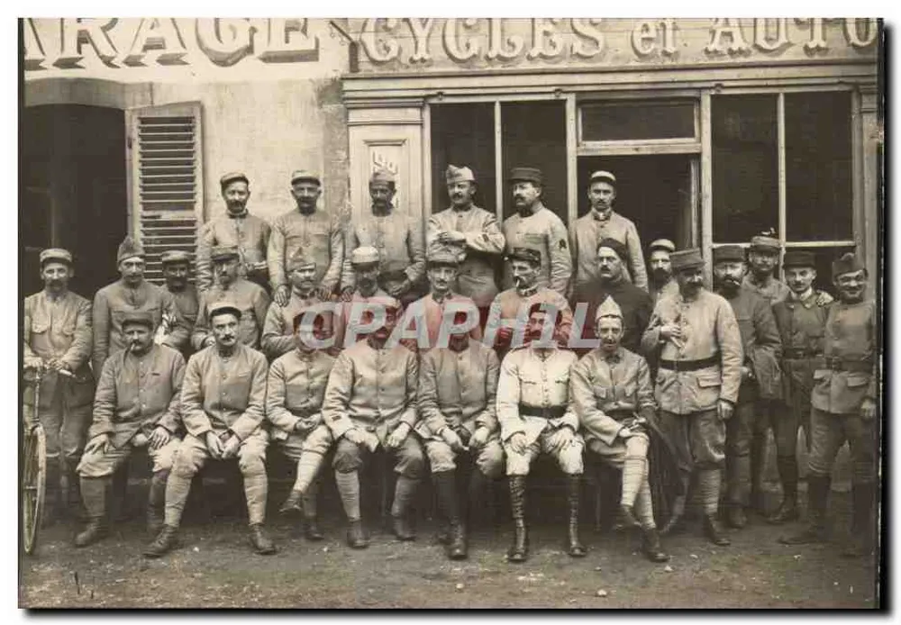 Gruppe Soldaten vor einem Garage — Garage Cycles et Auto — Verlag C. Phototype - Vorderseite