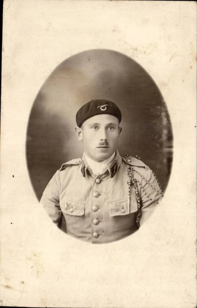 Soldat in Uniform — Barett mit Wappen — Ansichtskarte - Vorderseite