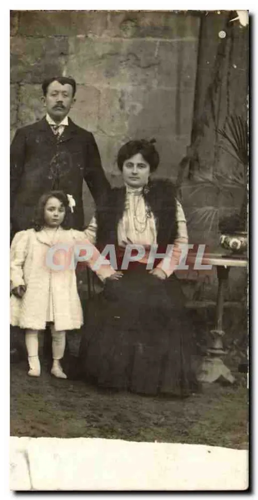 Familie vor Steinmauer — Studiofotografie — Kein Verleger oder Nummer sichtbar - Vorderseite