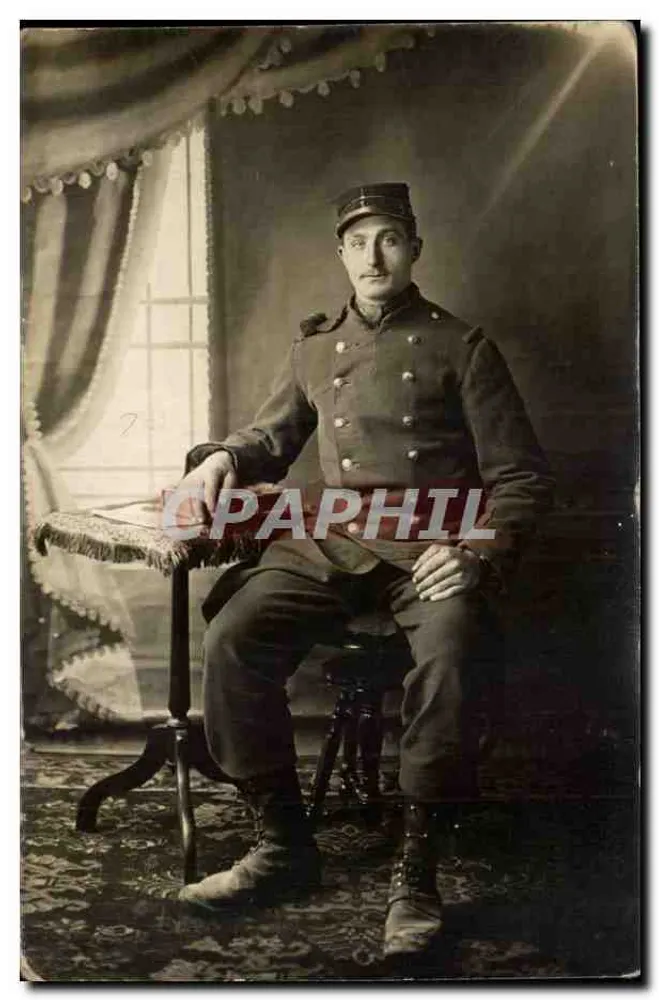 Soldat im Uniform — Studio-Porträt — Verlag nicht sichtbar - Vorderseite