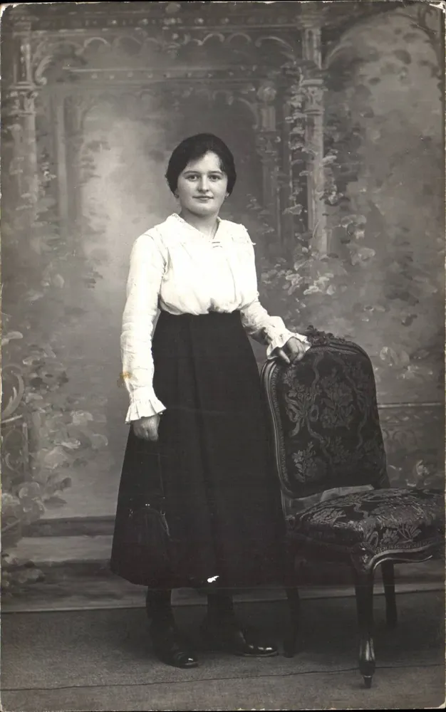 Junge Frau — Fotostudio — Ansichtskarte - Vorderseite